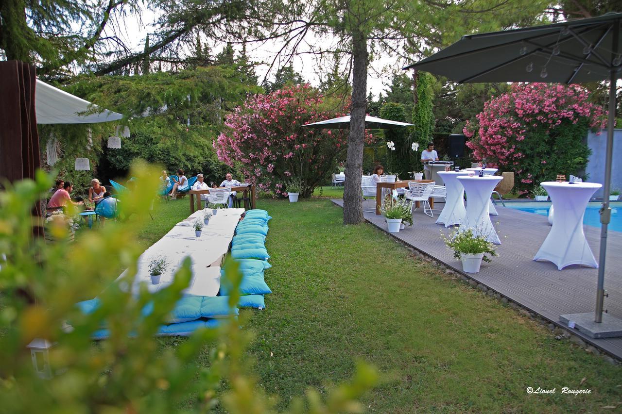 Le Safari Hotel Restaurant Carpentras Esterno foto